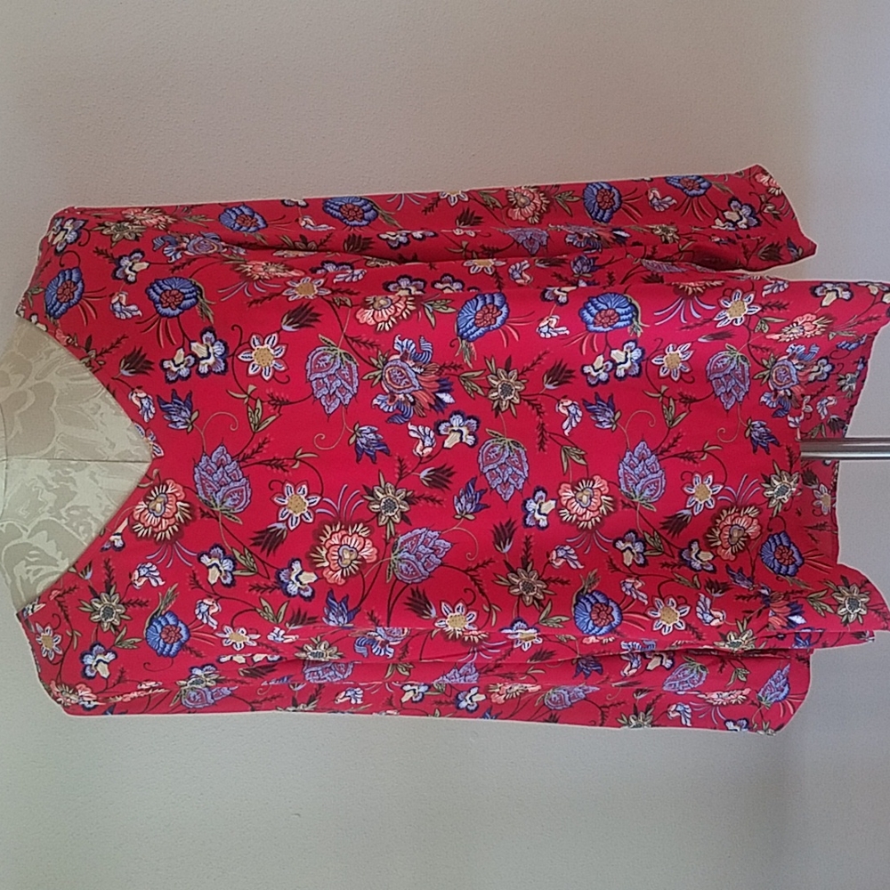 Chelsea & Theodore V neck blouse small